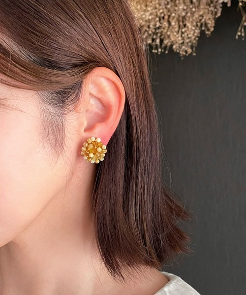 tone(トーン)の「【mallelabrocante/マルラブロカント】古いビーズと天然石の痛みにくいつぶつぶフラワーイヤリング(イヤリング・レディース・サックスブルー/ブラック/クリア/レッド/ホワイト/イエロー/パープル・FREE)」の11枚目の写真