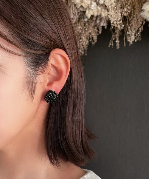 tone(トーン)の「【mallelabrocante/マルラブロカント】古いビーズと天然石の痛みにくいつぶつぶフラワーイヤリング(イヤリング・レディース・サックスブルー/ブラック/クリア/レッド/ホワイト/イエロー/パープル・FREE)」の13枚目の写真