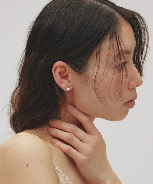 TODAYFUL(トゥデイフル)の「Mini Dot Pierce(ピアス(両耳用)・レディース・ホワイト/ブラック・FREE)」の3枚目の写真