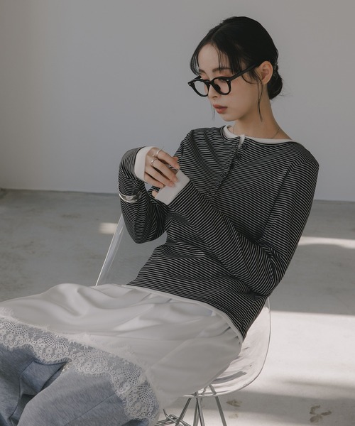 210nouve(トゥージュヌーブ)の「フェイクレイヤード ボーダー ヘンリーネック ロンT(Tシャツ/カットソー・レディース・ホワイト/ブラック/グレー・FREE)」の7枚目の写真