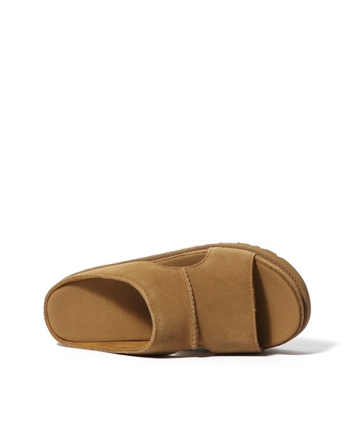 ESTNATION（エストネーション）の「UGG(R) / Goldenstar Hi Cutout スリッポン（サンダル・レディース・ブラック/キャメル・6/8/7）」の4枚目の写真