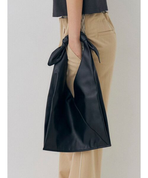 Ungrid(アングリッド)の「リボンデザインフェイクレザーバッグ(ハンドバッグ・レディース・オフホワイト/ブラック・FREE)」の2枚目の写真