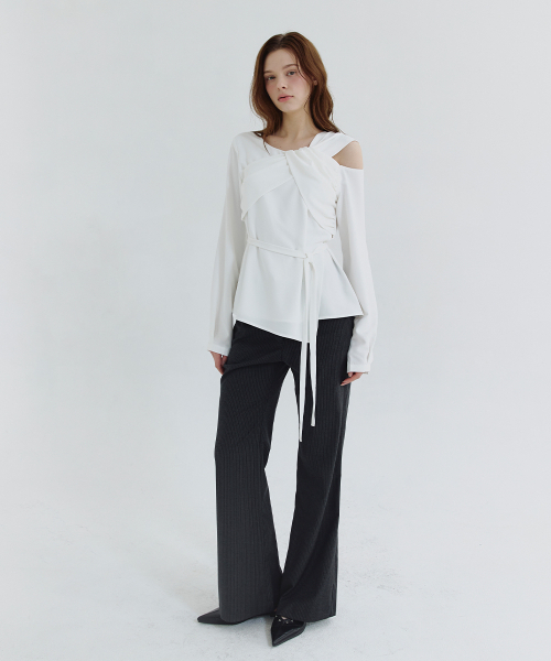 MICANE(ミケーネ)の「ユリア ワンショルダーストラップブラウス(シャツ/ブラウス・レディース・ブラック/アイボリー・SMALL/MEDIUM/LARGE/X-LARGE/XX-LARGE)」の5枚目の写真