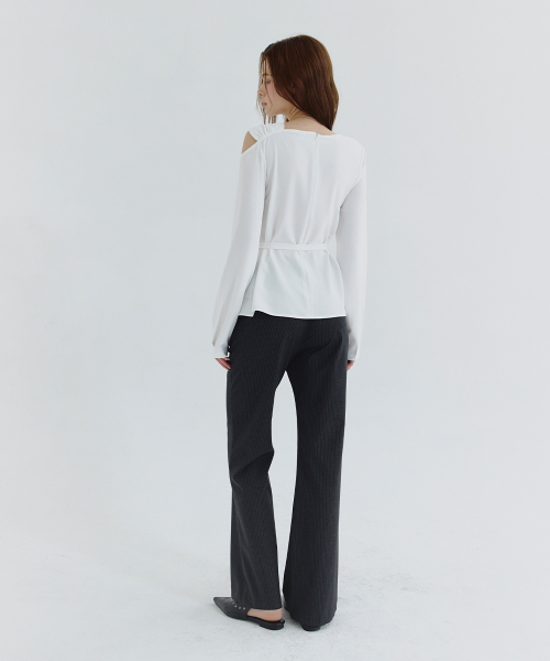 MICANE(ミケーネ)の「ユリア ワンショルダーストラップブラウス(シャツ/ブラウス・レディース・ブラック/アイボリー・SMALL/MEDIUM/LARGE/X-LARGE/XX-LARGE)」の6枚目の写真