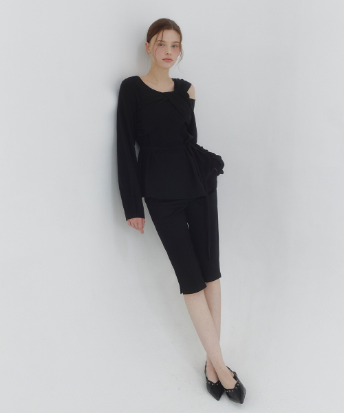 MICANE(ミケーネ)の「ユリア ワンショルダーストラップブラウス(シャツ/ブラウス・レディース・ブラック/アイボリー・SMALL/MEDIUM/LARGE/X-LARGE/XX-LARGE)」の9枚目の写真