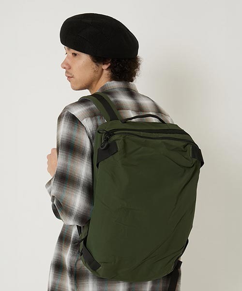 HIGH! STANDARD(ハイスタンダード)の「MT. RAINIER DESIGN × HIGH! STANDARD /ウィンドシェッド コンパクト パック(バックパック/リュック・メンズ・オリーブ/ブラック/カーキ系/チャコール・ONE)」の7枚目の写真