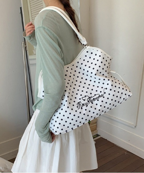 FREE STYLISTS(フリー スタイリスト)の「【Y2Kガーリー】 レトロドット柄 フロントロゴ刺繍 ートバッグ 【A4サイズ収納可能】(ショルダーバッグ・レディース・ブラック/ホワイト・FREE)」の1枚目の写真