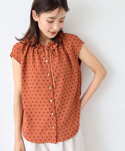 le.coeur blanc(ルクールブラン)の「カットドビーフリルネックブラウス(シャツ/ブラウス・レディース・オレンジ系その他/グリーン系その他2/ホワイト系その他2・38)」の3枚目の写真