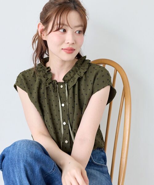 le.coeur blanc(ルクールブラン)の「カットドビーフリルネックブラウス(シャツ/ブラウス・レディース・オレンジ系その他/グリーン系その他2/ホワイト系その他2・38)」の1枚目の写真