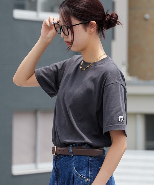 ROOPTOKYO(ループトウキョウ)の「オリジナルチームロゴ袖ワッペンTシャツ 半袖 クルーネック ハイグレードコットン 5.6oz 丸胴 シンプル ミドル丈 クロップド丈 短丈 メンズ レディース ユニセックス 秋 秋服 2026年秋冬(Tシャツ/カットソー・メンズ・ホワイト/ブラック/チャコール/ブルー/ライトピンク・S/M/L/XL)」の3枚目の写真