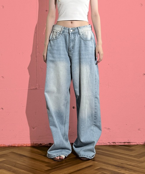 MAISON SELECT(メゾンセレクト)の「6C105 サイドタック ワイドデニムパンツ(デニムパンツ・レディース・ブラック/ブルー/ライトブルー・S/M/L/XL)」の2枚目の写真