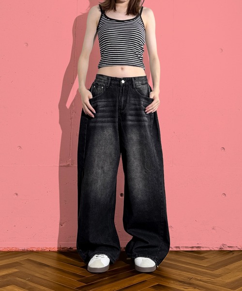 MAISON SELECT(メゾンセレクト)の「6C105 サイドタック ワイドデニムパンツ(デニムパンツ・レディース・ブラック/ブルー/ライトブルー・S/M/L/XL)」の1枚目の写真