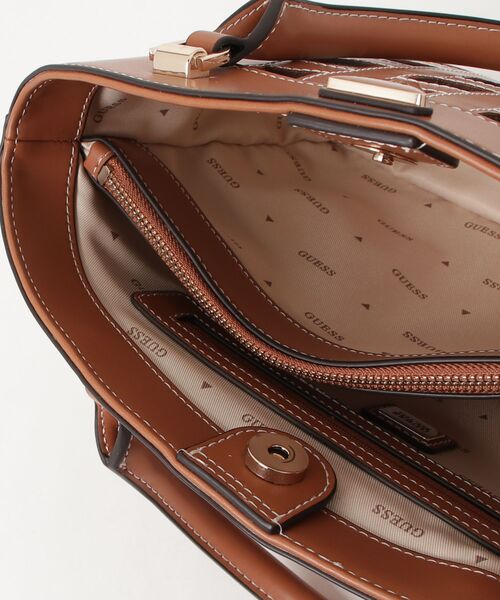 Guess(ゲス)の「FRANKIE Satchel ショルダーバッグ(ショルダーバッグ・レディース・キャメル/ブラック・ONE SIZE)」の13枚目の写真