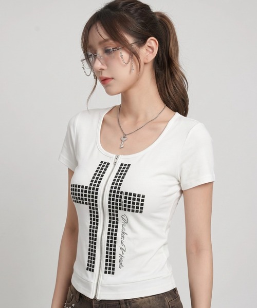 .KOM(ドットコム)の「A'GEM/9 × .kom 『.KOM/ドットケーオーエム』 クロススタッズジップ半袖Tシャツ(Tシャツ/カットソー・レディース・ブラック/ホワイト・FREE)」の1枚目の写真