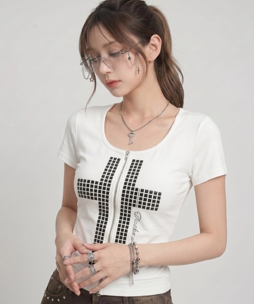 .KOM(ドットコム)の「A'GEM/9 × .kom 『.KOM/ドットケーオーエム』 クロススタッズジップ半袖Tシャツ(Tシャツ/カットソー・レディース・ブラック/ホワイト・FREE)」の7枚目の写真