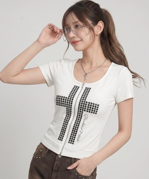 .KOM(ドットコム)の「A'GEM/9 × .kom 『.KOM/ドットケーオーエム』 クロススタッズジップ半袖Tシャツ(Tシャツ/カットソー・レディース・ブラック/ホワイト・FREE)」の8枚目の写真