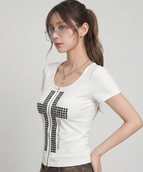 .KOM(ドットコム)の「A'GEM/9 × .kom 『.KOM/ドットケーオーエム』 クロススタッズジップ半袖Tシャツ(Tシャツ/カットソー・レディース・ブラック/ホワイト・FREE)」の9枚目の写真