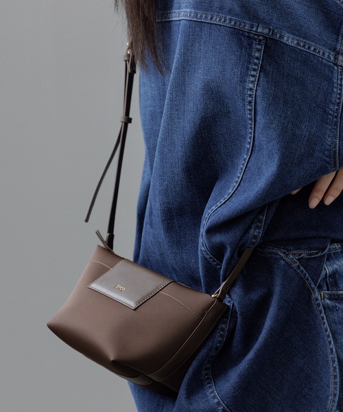 E'POR(エポール)の「【E'POR】BOAT BAG Mini/撥水・超軽量・26AW新色(ショルダーバッグ・レディース・ベージュ/ダークブラウン/ブラック系その他/ブラック・FREE)」の3枚目の写真