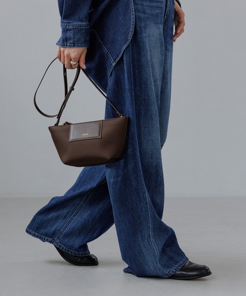 E'POR(エポール)の「【E'POR】BOAT BAG Mini/撥水・超軽量・26AW新色(ショルダーバッグ・レディース・ベージュ/ダークブラウン/ブラック系その他/ブラック・FREE)」の5枚目の写真