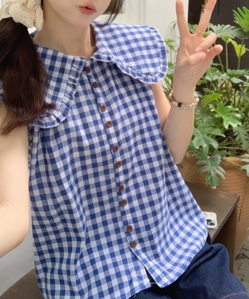 AMAJI（アマジ）の「ラッフルカラー チェック柄 ノースリーブシャツ（シャツ/ブラウス・レディース・ブルー・LARGE/MEDIUM/X-LARGE）」の2枚目の写真