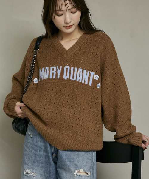 MARY QUANT(マリークワント)の「MARY QUANT × PUBLUX/マリークワント 別注 アイレット Vネック ロゴ ニット 限定展開(ニット/セーター・レディース・グリーン/オフホワイト/ネイビー/ベージュ・フリ-)」の2枚目の写真