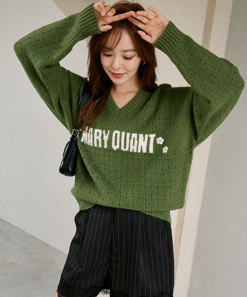 MARY QUANT(マリークワント)の「MARY QUANT × PUBLUX/マリークワント 別注 アイレット Vネック ロゴ ニット 限定展開(ニット/セーター・レディース・グリーン/オフホワイト/ネイビー/ベージュ・フリ-)」の15枚目の写真