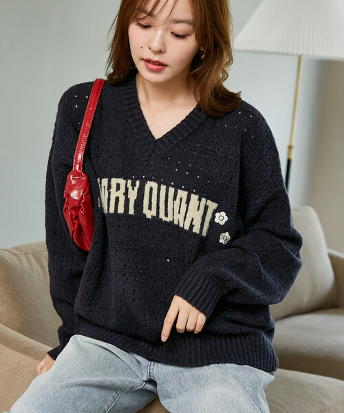 MARY QUANT(マリークワント)の「MARY QUANT × PUBLUX/マリークワント 別注 アイレット Vネック ロゴ ニット 限定展開(ニット/セーター・レディース・グリーン/オフホワイト/ネイビー/ベージュ・フリ-)」の22枚目の写真
