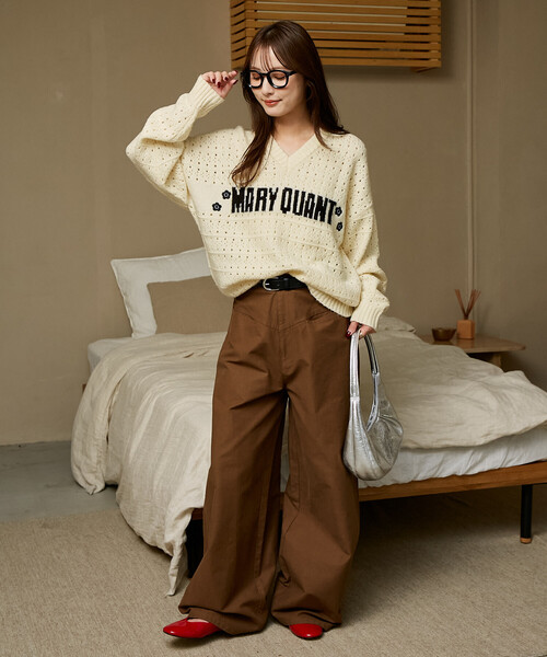 MARY QUANT(マリークワント)の「MARY QUANT × PUBLUX/マリークワント 別注 アイレット Vネック ロゴ ニット 限定展開(ニット/セーター・レディース・グリーン/オフホワイト/ネイビー/ベージュ・フリ-)」の5枚目の写真
