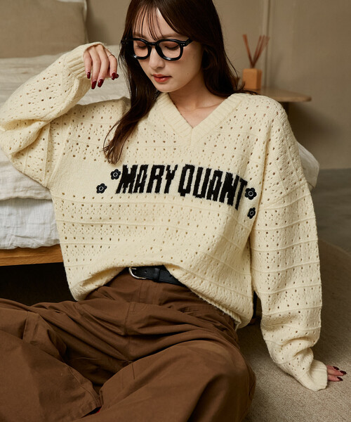 MARY QUANT(マリークワント)の「MARY QUANT × PUBLUX/マリークワント 別注 アイレット Vネック ロゴ ニット 限定展開(ニット/セーター・レディース・グリーン/オフホワイト/ネイビー/ベージュ・フリ-)」の6枚目の写真