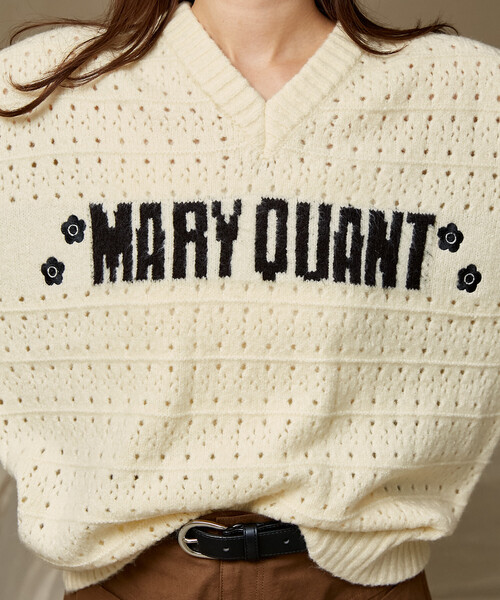 MARY QUANT(マリークワント)の「MARY QUANT × PUBLUX/マリークワント 別注 アイレット Vネック ロゴ ニット 限定展開(ニット/セーター・レディース・グリーン/オフホワイト/ネイビー/ベージュ・フリ-)」の7枚目の写真