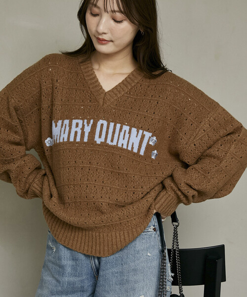 MARY QUANT(マリークワント)の「MARY QUANT × PUBLUX/マリークワント 別注 アイレット Vネック ロゴ ニット 限定展開(ニット/セーター・レディース・グリーン/オフホワイト/ネイビー/ベージュ・フリ-)」の8枚目の写真