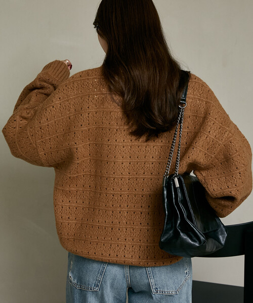 MARY QUANT(マリークワント)の「MARY QUANT × PUBLUX/マリークワント 別注 アイレット Vネック ロゴ ニット 限定展開(ニット/セーター・レディース・グリーン/オフホワイト/ネイビー/ベージュ・フリ-)」の9枚目の写真