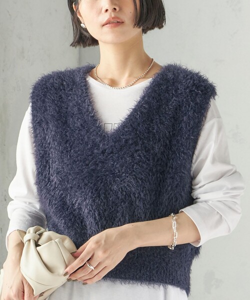 SHIPS(シップス)の「〈手洗い可能〉ファー ニット Vネック ベスト(ベスト・レディース・ネイビー/ブラウン・ONE SIZE)」の1枚目の写真