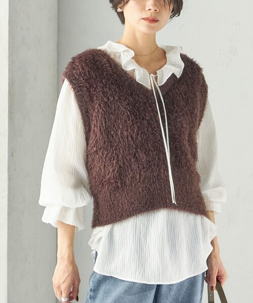 SHIPS(シップス)の「〈手洗い可能〉ファー ニット Vネック ベスト(ベスト・レディース・ネイビー/ブラウン・ONE SIZE)」の2枚目の写真