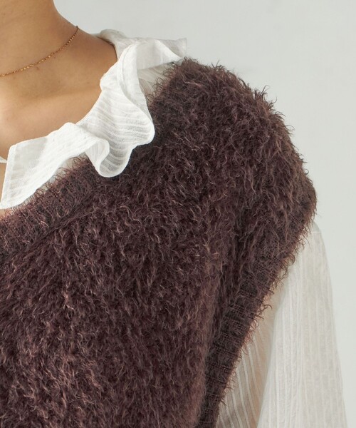 SHIPS(シップス)の「〈手洗い可能〉ファー ニット Vネック ベスト(ベスト・レディース・ネイビー/ブラウン・ONE SIZE)」の4枚目の写真