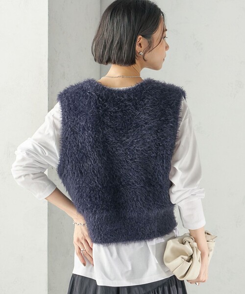 SHIPS(シップス)の「〈手洗い可能〉ファー ニット Vネック ベスト(ベスト・レディース・ネイビー/ブラウン・ONE SIZE)」の11枚目の写真
