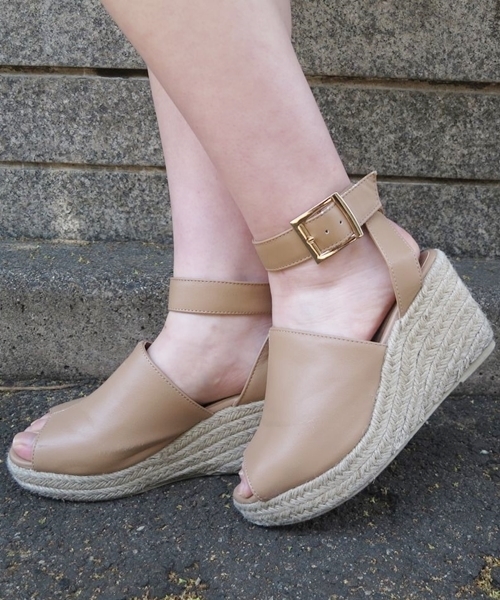 Chico（チコ）の「ウエッジベルトサンダル（サンダル・レディース・ベージュ/グレイッシュベージュ/シルバー・MEDIUM/LARGE/SMALL）」の2枚目の写真