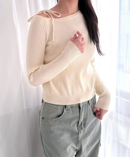 merrylatte(メリーラテ)の「ワンショルダー リボンデザイン リブニット アシンメトリー スリムトップス(ニット/セーター・レディース・ホワイト/レッド/ブラック・FREE)」の2枚目の写真