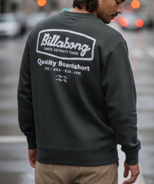 BILLABONG(ビラボン)の「BILLABONG メンズ ROAD SIGN トレーナー 【2026年秋冬モデル】/ビラボンバックプリントスウェットトレーナー(スウェット・メンズ・ブラック系その他/ブルー系その他/クリーム・X-LARGE/LARGE/MEDIUM/SMALL)」の2枚目の写真