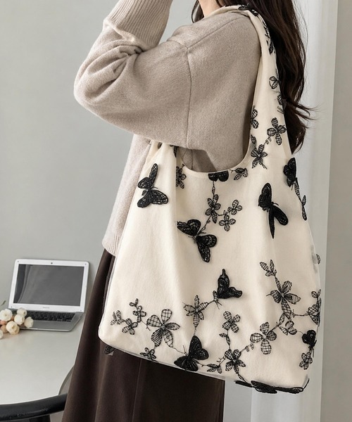 VIBGYOR(ヴィブジョー)の「Liaa/レースチュール トート バタフライ フラワー刺繍バッグ A18863(トートバッグ・レディース・ホワイト/ブラック/レッド・FREE)」の2枚目の写真
