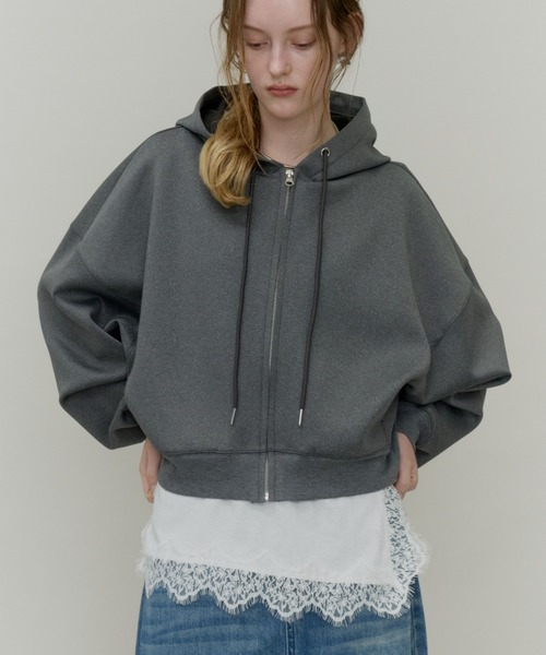 Plumel(プルメル)の「Volume Zip Short Ponte Hoodie / ポンチボリュームZIPショートパーカー(パーカー・レディース・ブラウン/ダークグレー/アイボリー・MEDIUM)」の2枚目の写真