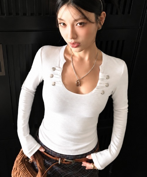 Sibra(シブラ)の「【秋冬新作】ナポレオンボタンスクエアネック長袖トップス(Tシャツ/カットソー・レディース・ブラウン/ホワイト/ブラック・M)」の1枚目の写真