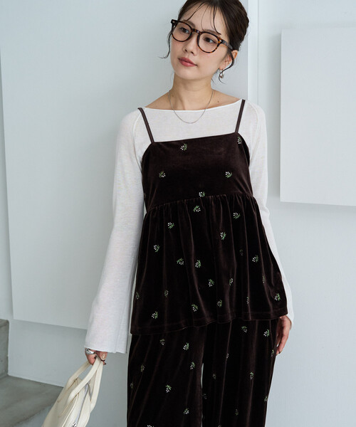 FREAK'S STORE(フリークスストア)の「限定展開 <セットアップ対応> ベロア 花柄 刺繍 キャミ ビスチェ(キャミソール・レディース・ブラウン系その他/ブラック/チャコールグレー/ブラウン・フリ-)」の5枚目の写真