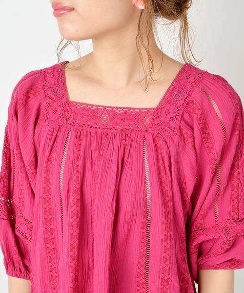 Khaju(カージュ)の「Khaju:スクエアレースブラウス◇(シャツ/ブラウス・レディース・ホワイト/フューシャピンク・ONE SIZE)」の6枚目の写真