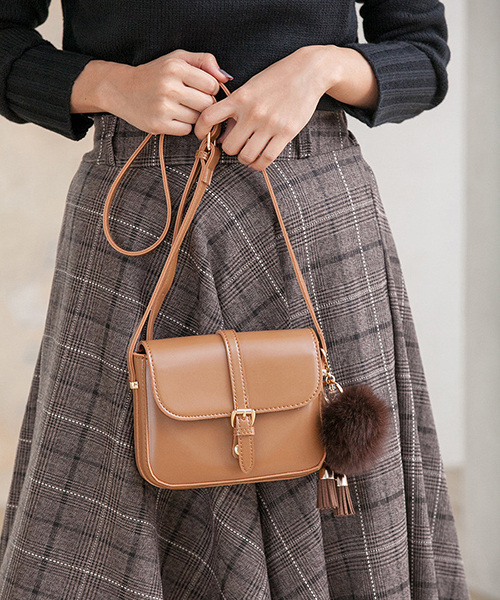 Color（カラー）の「フェイクレザーベルトショルダーバッグ（クラッチバッグ・レディース・ブラック/グレー/キャメル/スモークピンク/ライトベージュ・FREE）」の4枚目の写真