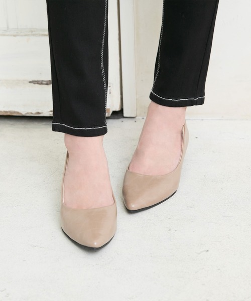 Newlyme(ニューリーミー)の「3cmヒールポインテッドトゥパンプス(パンプス・レディース・その他/ホワイト/ブラック系その他/ベージュ/インディゴブルー/レッド/クリアブラック/ブラック系その他2/グリーン/ピンク/ボルドー/モカ/ブラック/シルバー/パープル/チェリーピンク/ゴールド/ブラウン系その他/ブルーグリーン/ネイビー/イエロー/レオパード/パイソン/ブラック系その他3/クリーム/ベージュ系その他/オレンジ・23㎝/23cm/22.5㎝/24㎝/22cm/23.5㎝/24.5㎝/25.5cm/25㎝/24cm/24.5cm/25cm/22.5cm/23.5cm)」の12枚目の写真