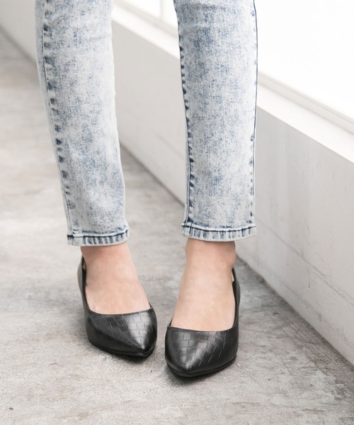 Newlyme(ニューリーミー)の「3cmヒールポインテッドトゥパンプス(パンプス・レディース・その他/ホワイト/ブラック系その他/ベージュ/インディゴブルー/レッド/クリアブラック/ブラック系その他2/グリーン/ピンク/ボルドー/モカ/ブラック/シルバー/パープル/チェリーピンク/ゴールド/ブラウン系その他/ブルーグリーン/ネイビー/イエロー/レオパード/パイソン/ブラック系その他3/クリーム/ベージュ系その他/オレンジ・23㎝/23cm/22.5㎝/24㎝/22cm/23.5㎝/24.5㎝/25.5cm/25㎝/24cm/24.5cm/25cm/22.5cm/23.5cm)」の7枚目の写真