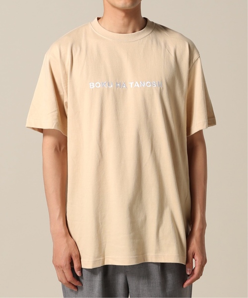 WISM（ウィズム）の「BOKU HA TANOSII / ボクハタノシイ Tシャツ（Tシャツ/カットソー・メンズ・ホワイト/ベージュ/レッド・MEDIUM/LARGE/X-LARGE）」の3枚目の写真