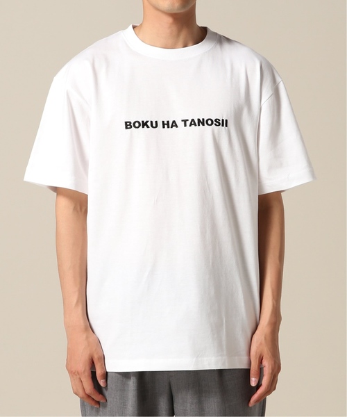 WISM（ウィズム）の「BOKU HA TANOSII / ボクハタノシイ Tシャツ（Tシャツ/カットソー・メンズ・ホワイト/ベージュ/レッド・MEDIUM/LARGE/X-LARGE）」の2枚目の写真