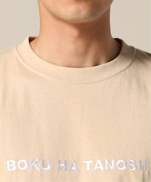 WISM（ウィズム）の「BOKU HA TANOSII / ボクハタノシイ Tシャツ（Tシャツ/カットソー・メンズ・ホワイト/ベージュ/レッド・MEDIUM/LARGE/X-LARGE）」の6枚目の写真